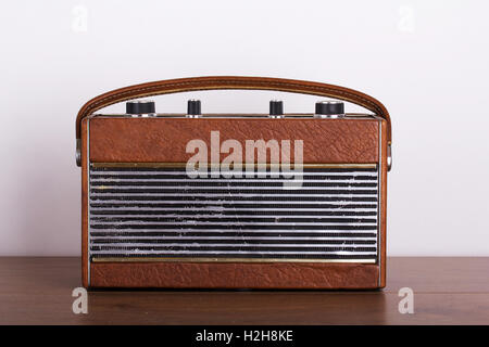 Alten Retro-Stil-Radio auf einer Holzfläche mit hellem Hintergrund Stockfoto
