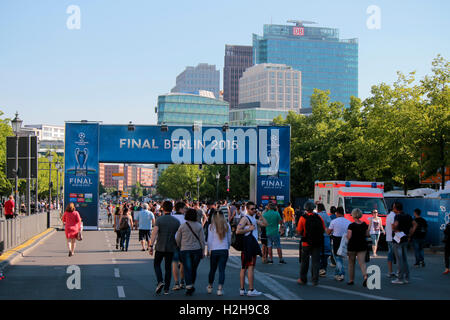 Hochhaeuser Vom Potsdamer Platz, Fanfest Vor Dem Champions-League-Finale, Berlin. Stockfoto