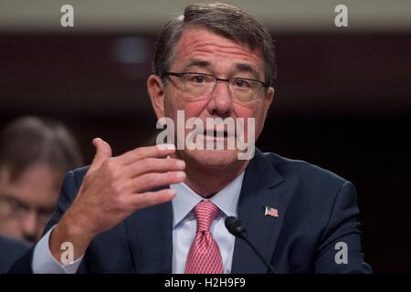 US-Verteidigungsminister Ashton Carter spricht die Senate Armed Services Committee am Dirksen Senate Office Building 22. September 2016 in Washington, DC. Stockfoto