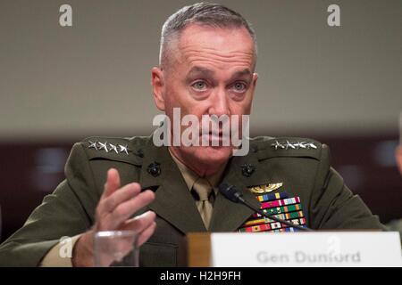 US Joint Chiefs Of Staff Vorsitzender Joseph F. Dunford spricht die Senate Armed Services Committee am Dirksen Senate Office Building 22. September 2016 in Washington, DC. Stockfoto