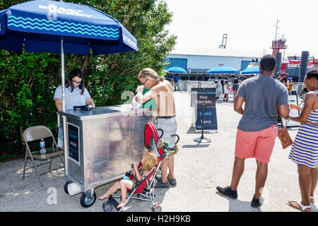 New York City, NY NYC, Brooklyn, Brooklyn Bridge Park Pier 6, Yankee Pier, Governors Island Ferry, Ticketkioské, Schwarze Schwarze Afrikaner, ethnischer Minorit Stockfoto