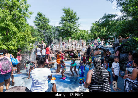 New York City, NY NYC Brooklyn, Brooklyn Bridge Park Pier 6, öffentlicher Park, Wasserlabor, Wasserpark, Spielplatz, Schwarz, Erwachsene Erwachsene, Frau, Frauen, Männer, ma Stockfoto