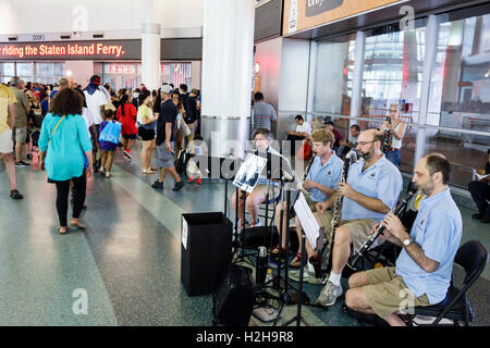 New York City, NY NYC Lower Manhattan, Staten Island Ferry, Whitehall Terminal, Unterhaltung, Utopia Winds Klarinettenquartett, Musiker, spielen, Publikum, adul Stockfoto