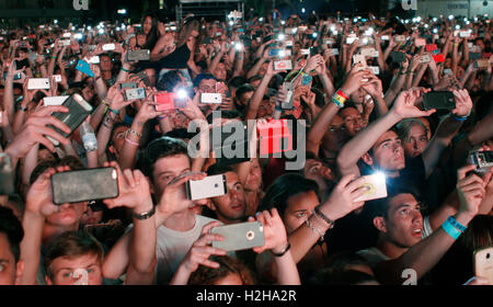 Masse der Leute, die das Fotografieren mit dem Telefon in ein Sommerkonzert. Stockfoto