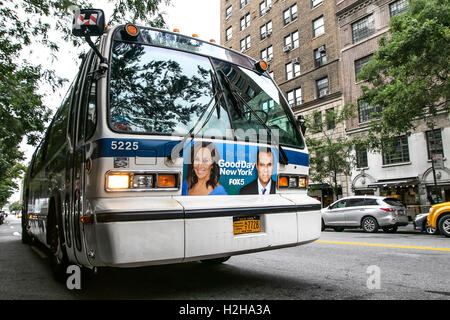 Ein MTA Bus steht im Leerlauf mit Blaulicht auf der Straße in Manhattan. Stockfoto