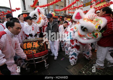 Lion Tanz-Performance von Hup Ching Lion Dance Troupe während Chinese New Year, Chinatown, London, UK. Stockfoto