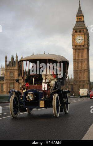 Cadillac Oldtimer Baujahr 1905 mit laufen die Houses of Parliament im Hintergrund während der London, Brighton veteran Car. Stockfoto