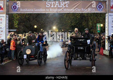 Truchutet (1888) und Oldtimer Lutzmann (1896) beim Start der London, Brighton veteran Auto laufen am Hyde Park Corner. Stockfoto