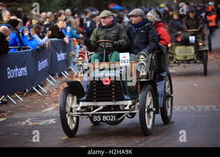 Panhard et Levassor Oldtimer (1901) während des Starts der London, Brighton veteran Auto laufen am Hyde Park Corner, London, UK. Stockfoto