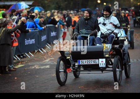 Oldsmobile Oldtimer gemacht im Jahre 1902 beim Start der London, Brighton veteran Car laufen am Hyde Park Corner, London, UK. Stockfoto