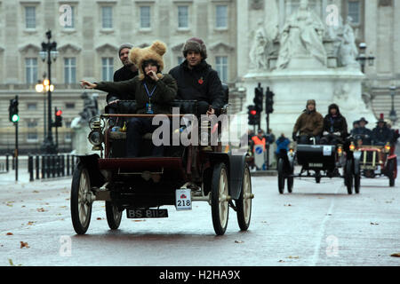 Stevens-Duryea Oldtimer Baujahr 1903 geht vor Buckingham Palace während des London Brighton veteran Auto laufen. Stockfoto