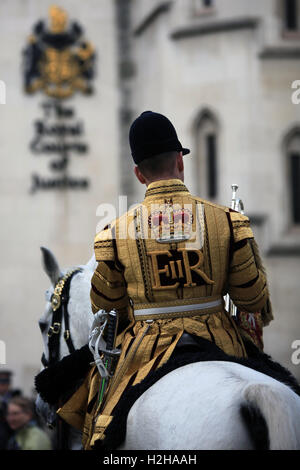 Mitglied der Haushalt Kavallerie Band steht vor The Royal Court of Justice während des Lord Bürgermeisters Show, London, UK. Stockfoto