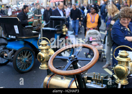 Oldtimer auf dem Display an der Regent Street Motor Show vor die von London nach Brighton Veteran Car Run 2014, London, UK. Stockfoto