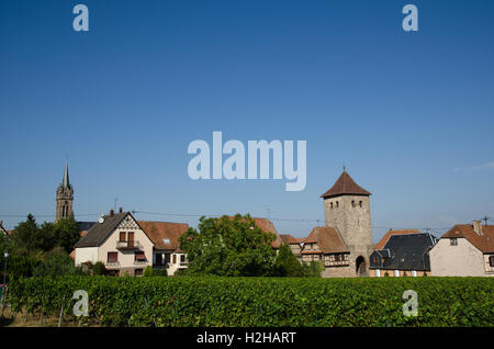 Stadtansicht aus dem Dorf Dambach-la-Ville von der elsässischen Route in Frankreich Stockfoto