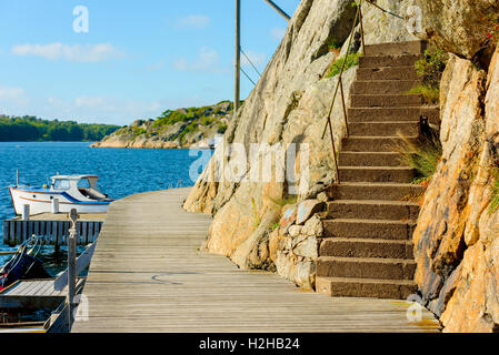 Konkrete Schritte auf den Klippen von eine Küstenpromenade. Stockfoto