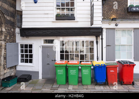 Behälter für Abfall und recycling Links außerhalb von alten Gebäuden, Rochester, Kent, UK Stockfoto