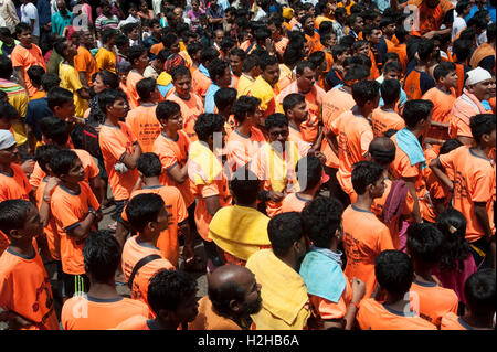 Scharen von Gläubigen bilden eine menschliche Pyramide Dahi Handi im Rahmen der Feierlichkeiten zum Janmashtami in Mumbai Maharashtra zu brechen Stockfoto