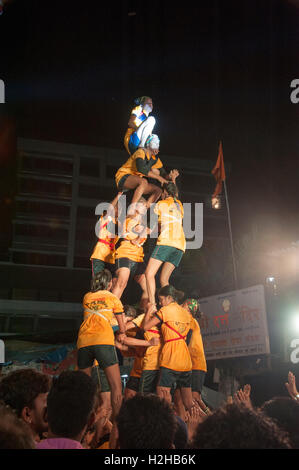 Anhänger bilden eine Mahila Govinda - Frauen Pyramide Dahi Handi im Rahmen der Feierlichkeiten zum Janmashtami Mumbai Indien zu brechen Stockfoto