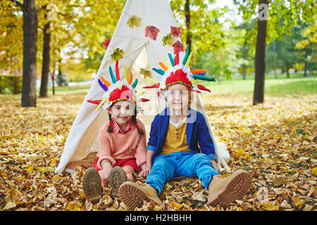 Zwei Kinder spielen Indianer im Park zur freien Verfügung Stockfoto