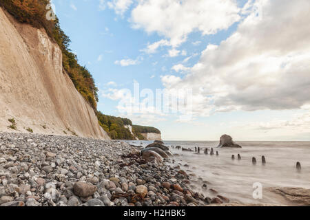 Ostküste von Rügen, Deutschland, mit seinen berühmten Kreidefelsen im Nationalpark Jasmund. Langzeitbelichtung geschossen. Stockfoto