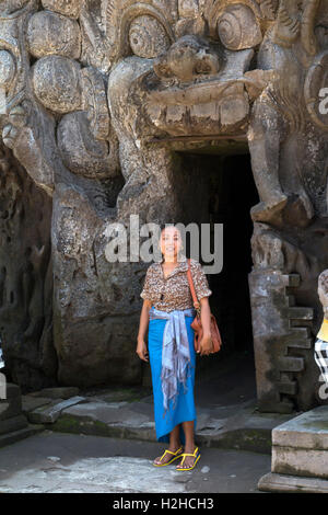 Indonesien, Bali, Goa Gajah, weibliche Touristen posiert im Eingang C11th Elephant cave Hindu-Tempel Stockfoto