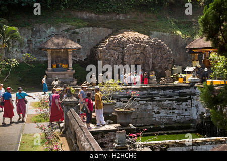 Indonesien, Bali, Goa Gajah, Touristen am Bad in C11th Elefanten Höhle Hindu-Tempel-Komplex Stockfoto