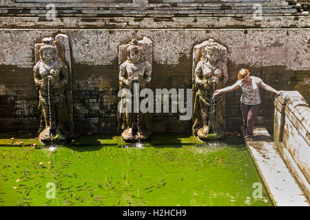 Indonesien, Bali, Goa Gajah, westlichen Touristen Hosen im Bad in C11th Hindu-Tempel-Komplex Stockfoto