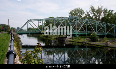 Auto fährt über Brücke über Lachine Canal, in der Nähe von Atwater Market Downtown Montreal, Quebec Stockfoto