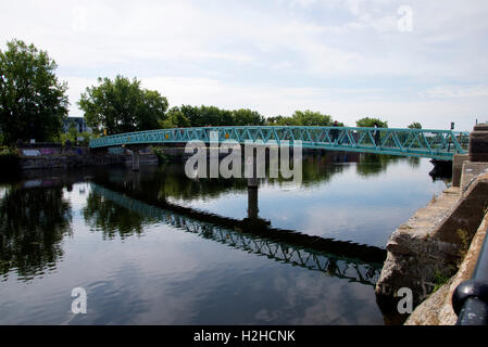 malerischen Blick von der Fußgängerbrücke über den Lachine-Kanal in der Nähe von Atwater Market in der Innenstadt von Montreal. Stockfoto