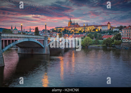 Prag bei Sonnenuntergang. Bild von Prag, der Hauptstadt Stadt der Tschechischen Republik und der Karlsbrücke, während des Sonnenuntergangs.