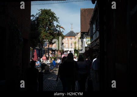 Die Leute geben der Löwe und Lamm Yard in Farnham, Surrey, England. Stockfoto