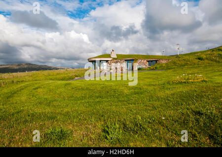 Flache Rasen gedeckte Haus am Scarista auf der Isle of Harris, mit Blick auf z. & Sound Harris in den äußeren Hebriden. Stockfoto