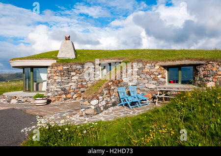 Flache Rasen gedeckte Haus am Scarista auf der Isle of Harris, mit Blick auf z. & Sound Harris in den äußeren Hebriden. Stockfoto