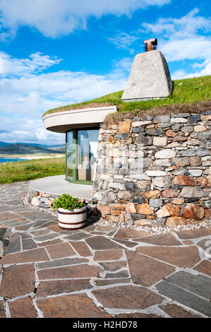 Flache Rasen gedeckte Haus am Scarista auf der Isle of Harris, mit Blick auf z. & Sound Harris in den äußeren Hebriden. Stockfoto