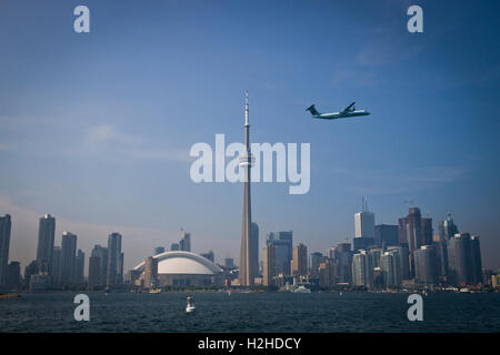 Ein Flugzeug startet vor ein Blick auf den CN Tower von den Inseln in Toronto, Kanada. Stockfoto