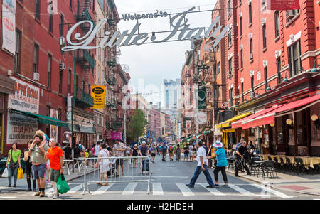 Besucher und Touristen in Little Italy, New York City. Stockfoto