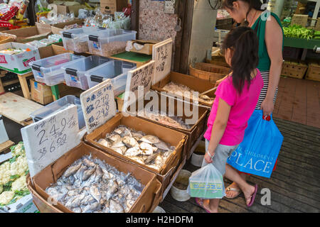 Ein chinesischer Lebensmittelmarkt in Chinatown Manhattan New York City am Markt zeigt Fruchtgemüse und andere Esswaren. Stockfoto