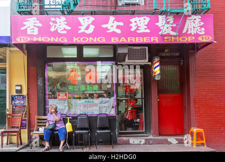 Männer bekommen Abschläge auf Doyers Street in Chinatown Barber Shop in New York City. Stockfoto