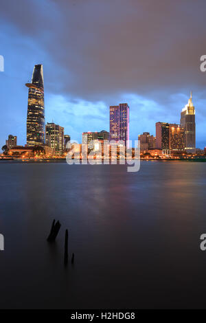 Sonnenuntergang am Fluss entlang schöne glitzernde Wolkenkratzer Kohle heller Show Entwicklung in Ho-Chi-Minh-Stadt Stockfoto