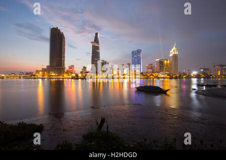 Sonnenuntergang am Fluss entlang schöne glitzernde Wolkenkratzer Kohle heller Show Entwicklung in Ho-Chi-Minh-Stadt Stockfoto