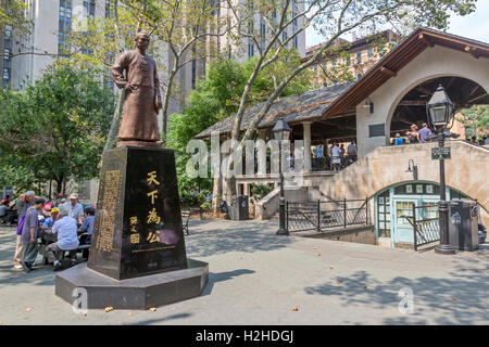 Familien der chinesischen Amerikaner im Columbus Park in Chinatown in New York City spielen chinesisches Schach, auch bekannt als Xiangqi. Stockfoto