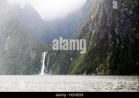 Stirling Wasserfall, Milford Sound, Fiordland, Südinsel von Neuseeland Stockfoto