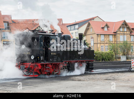 WERNIGERODE, Deutschland, SEPTEMBER 21,2016: unbekannter Mann fahren sehr alte Dampflok in Wernigerode am 21. September 2016, T Stockfoto