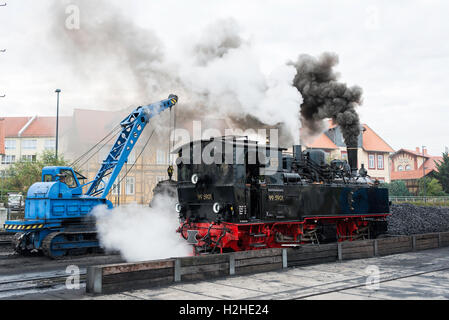 WERNIGERODE, Deutschland, SEPTEMBER 21,2016: Unidentified Kranführer laden Kohle in Dampflokomotive in Wernigerode am 2. September Stockfoto
