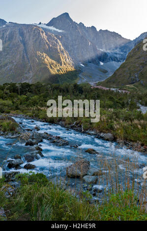 Scenic Lookout Hollyford Valley am Monkey Creek am Milford Road, Milford Sound, Neuseeland Stockfoto