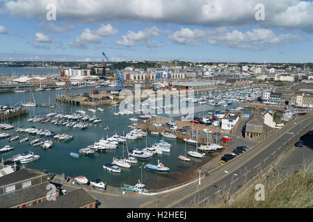 Ansicht des Bereichs St.Helier Hafen mit Uferpromenade Entwicklungen in den Hintergrund, Jersey, Kanal, Inseln. Stockfoto