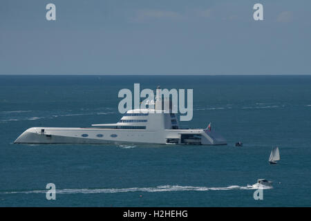 Motoryacht A, die futuristische Luxus-Superyacht des russischen Milliardärs Andrey Melnichenko, die vor der Küste von Jersey, Kanalinseln 2016, vor Anker liegt. Stockfoto