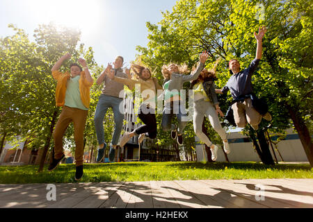 glücklich Jugendlichen Studenten oder Freunde springen im freien Stockfoto