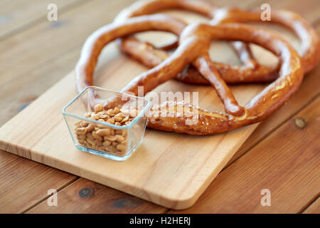 Nahaufnahme von Erdnüssen und Brezeln auf Holztisch Stockfoto