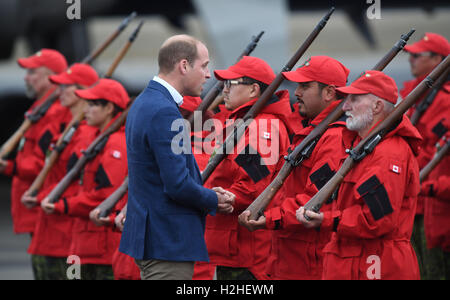 Der Duke of Cambridge trifft Canadian Rangers, als er mit der Herzogin am Whitehorse Airport in Whitehorse, Kanada, während des vierten Tages der königlichen Tour nach Kanada kommt. Stockfoto